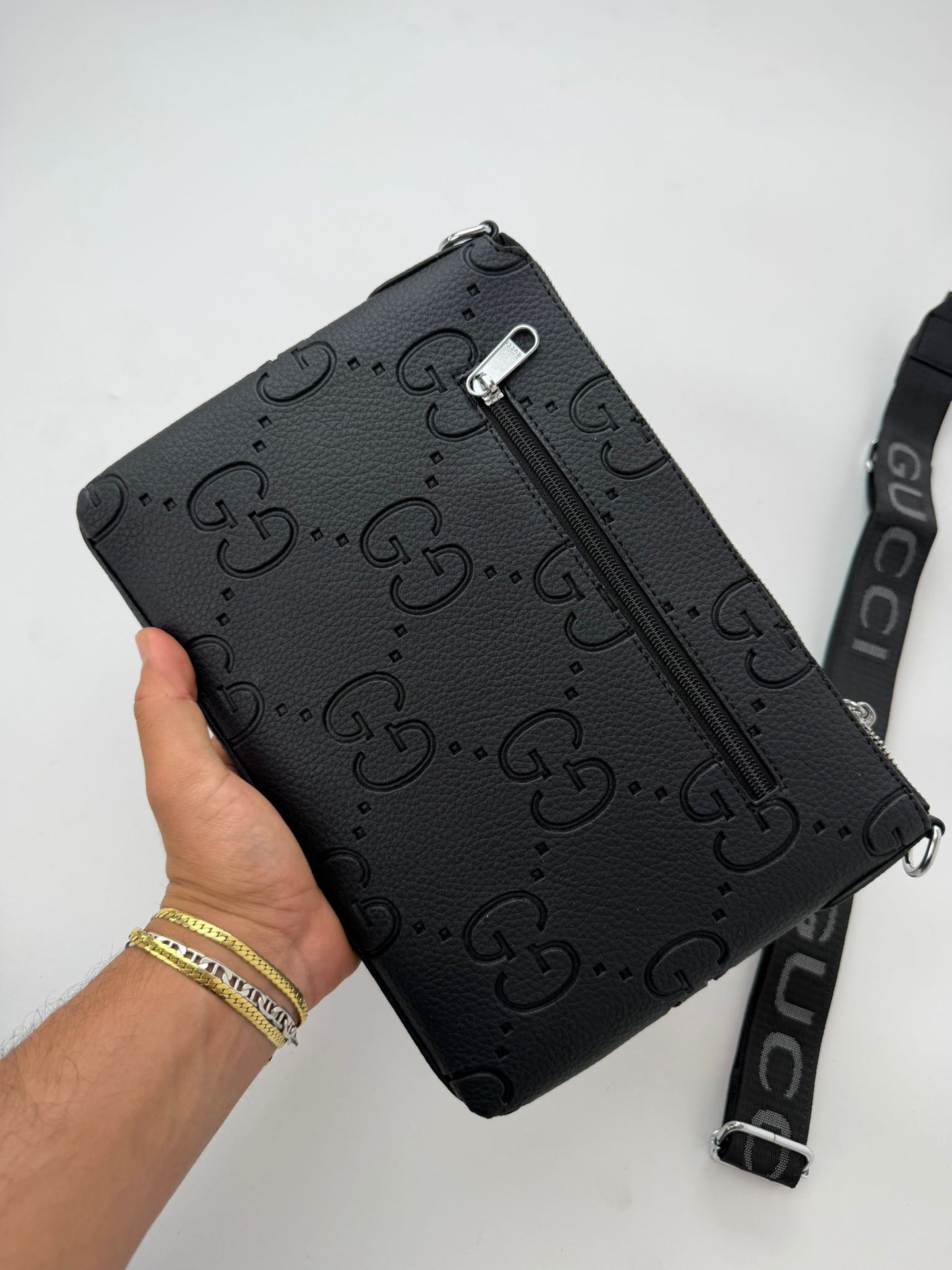 Bolso Gucci GG Embossed Messenger Negro