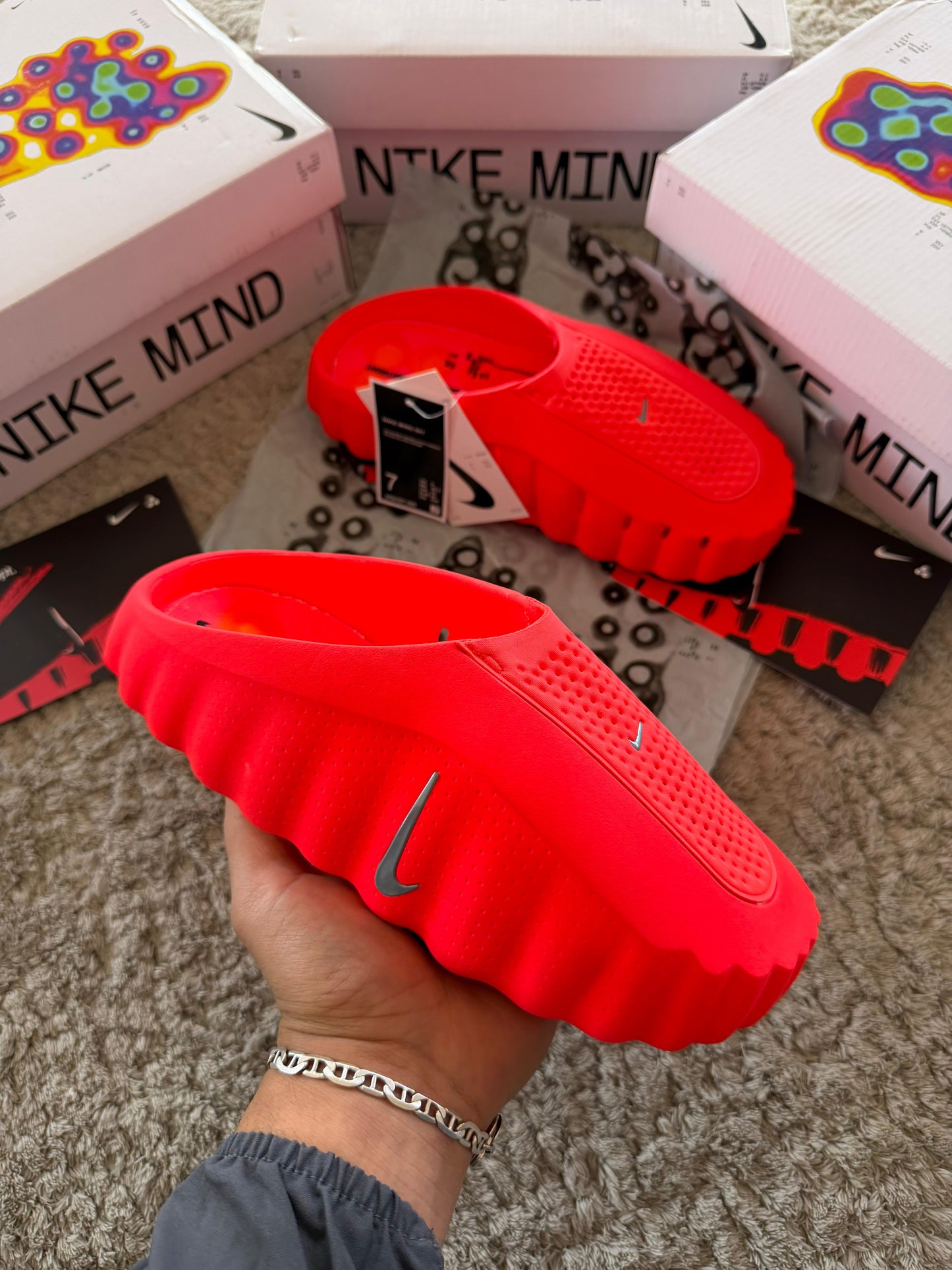 Nike Mind -001 Solar Red