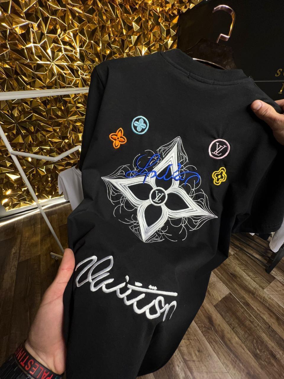Camiseta Louis Vuitton Logo Bordado Negra