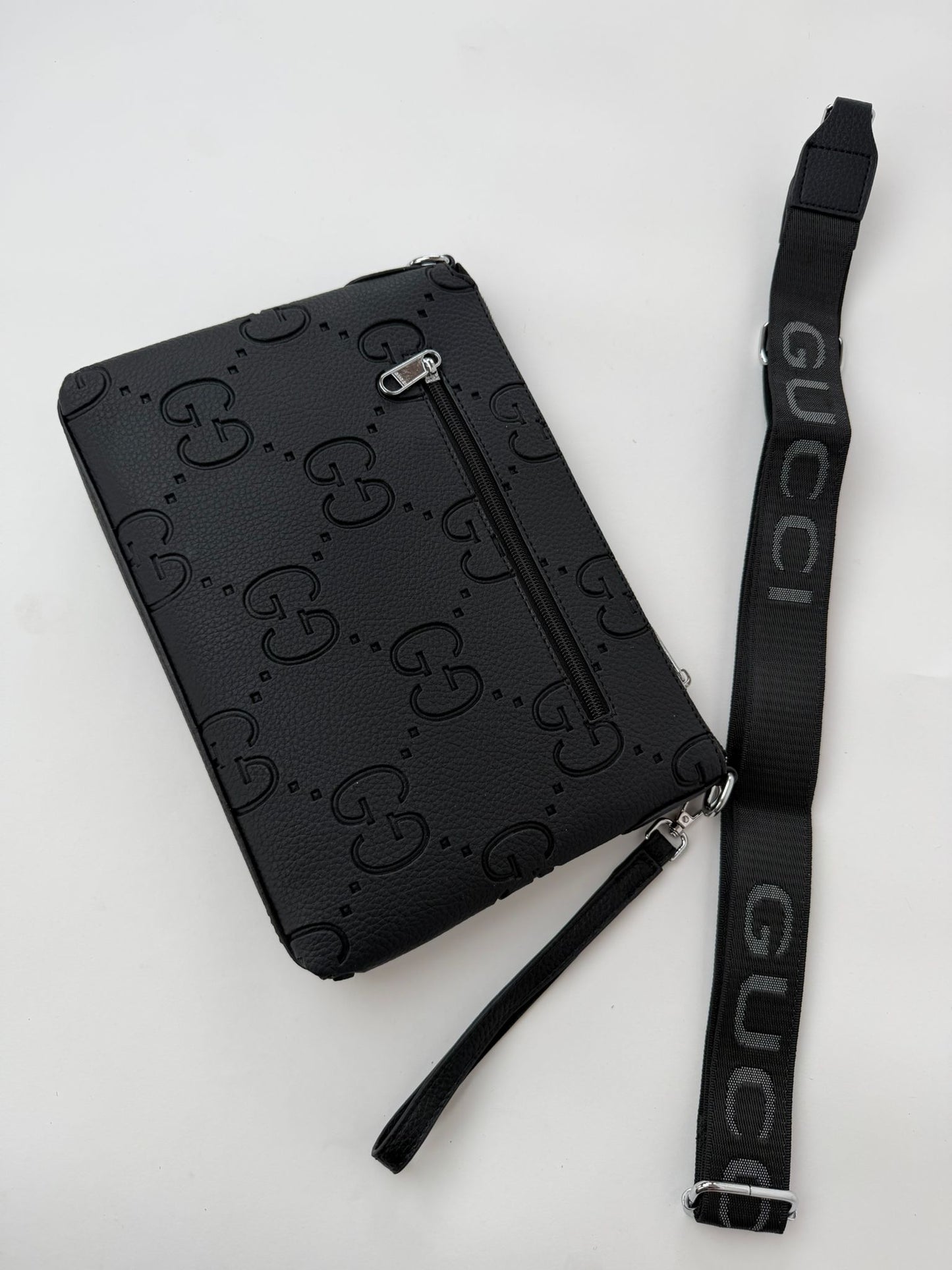 Bolso Gucci GG Embossed Messenger Negro